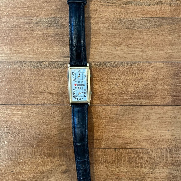 Beautiful Unisex American Red Cross Gold and Black Watch, needs new battery - Picture 3 of 5